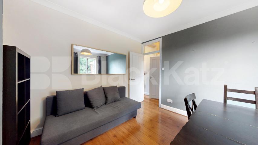 Stylish 3 Bedroom Flat on Quiet Residential Street Rochester Road, Camden